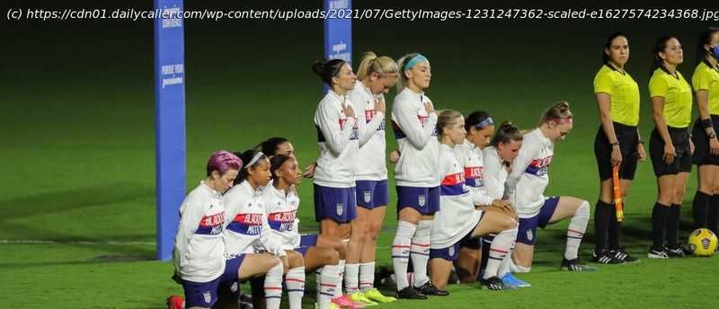 Fact Check Does This Image Show The Us Women’s Soccer Team Kneeling During The National Anthem