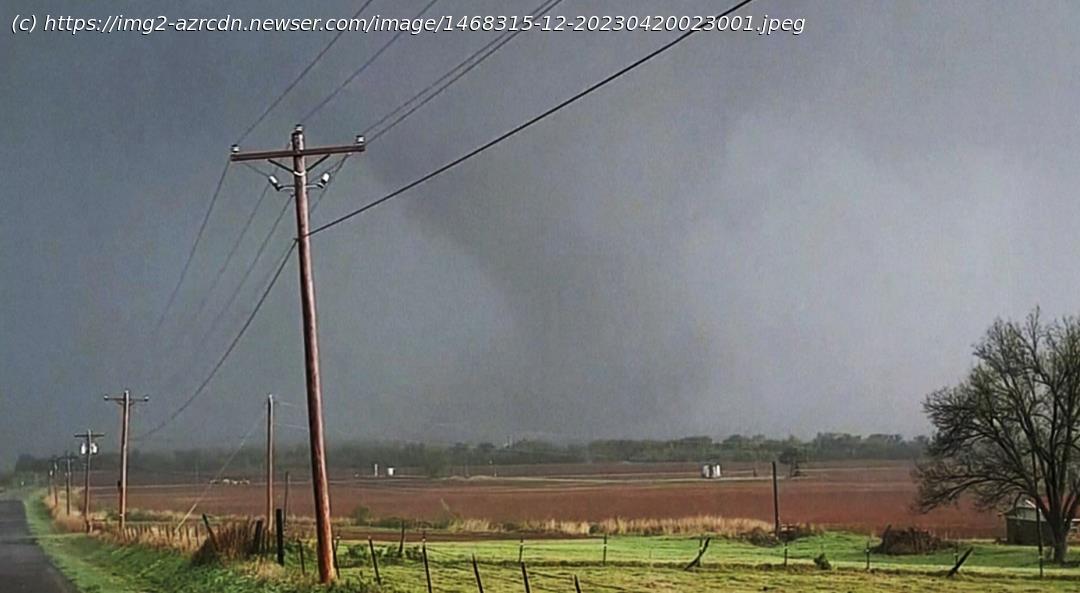 2 Dead as Tornadoes Strike Central US | NewsHub
