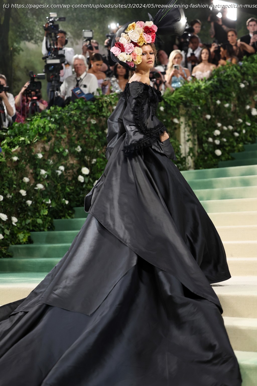 Zendaya changes into second outfit with giant train and flower hat on